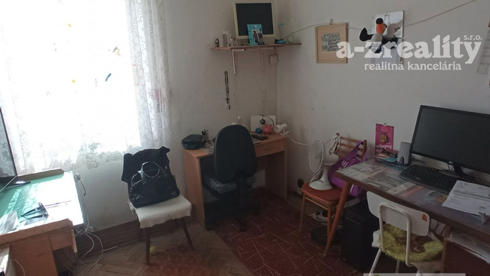 Ponúkame na predaj 4 izbový byt s balkónom v Komárne