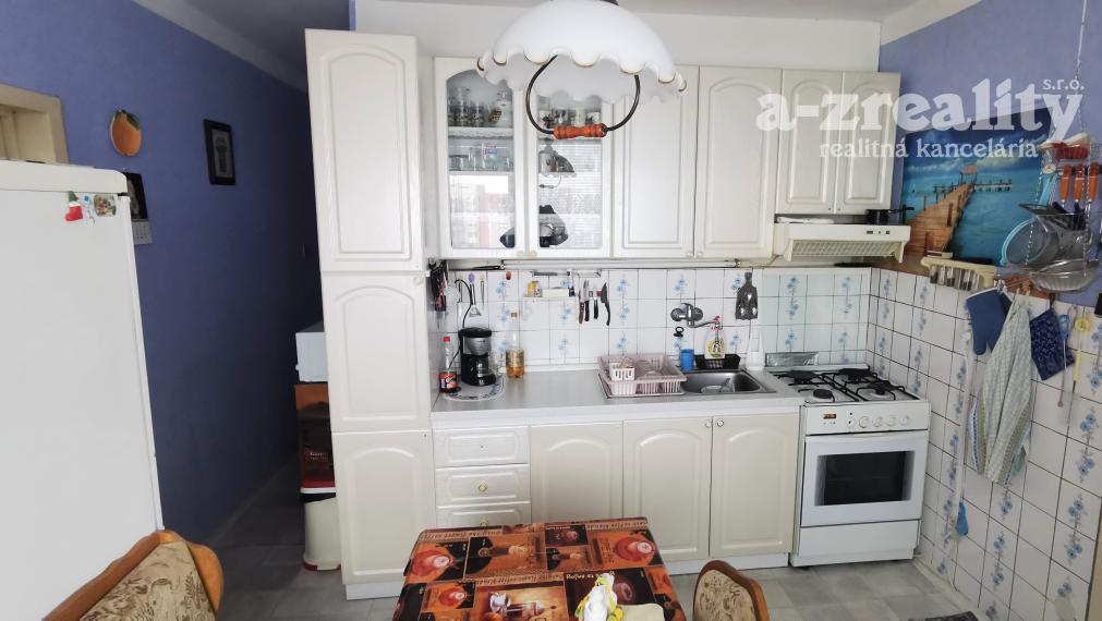 Na predaj veľkometrážny 4 izbový byt v Nových Zámkoch