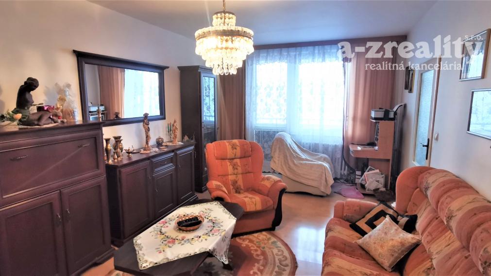 Ponúkam na predaj veľký 3 izbový byt v Nových Zámkoch  blízko centra mesta