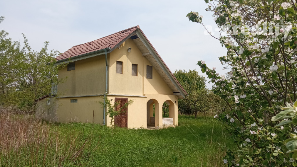 Veľký pozemok s chatkou v Radvani nad Dunajom na predaj