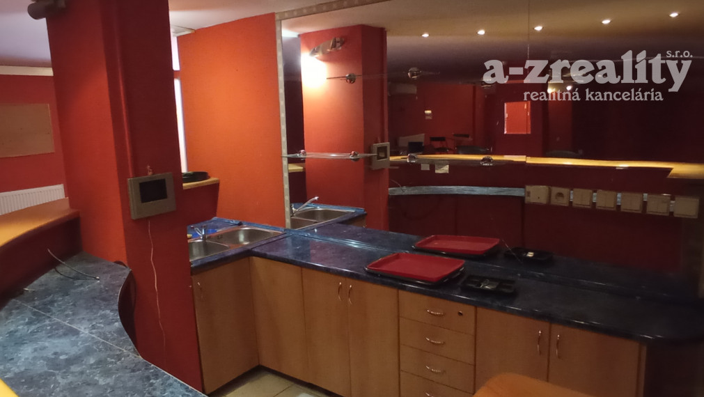 Komerčný priestor v centre Komárna na prenájom