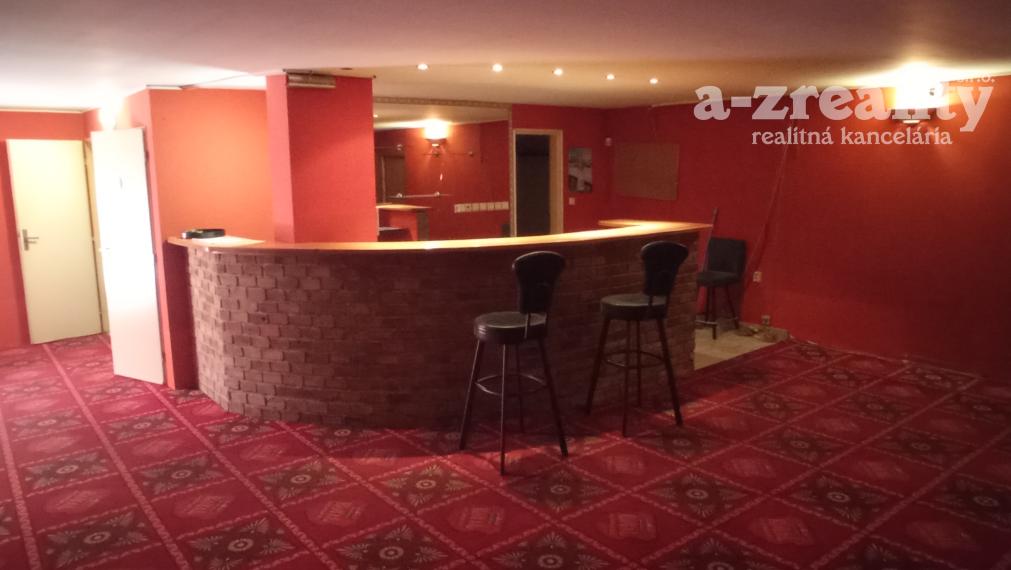 Komerčný priestor v centre Komárna na prenájom