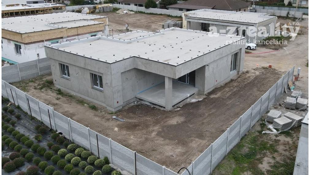 ZNÍŽENÁ CENA: Na predaj novostavba RD s garážou v meste Nesvady