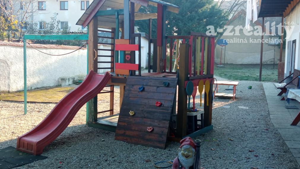 Znížená cena - polyfunkčná budova v centre Komárna na predaj