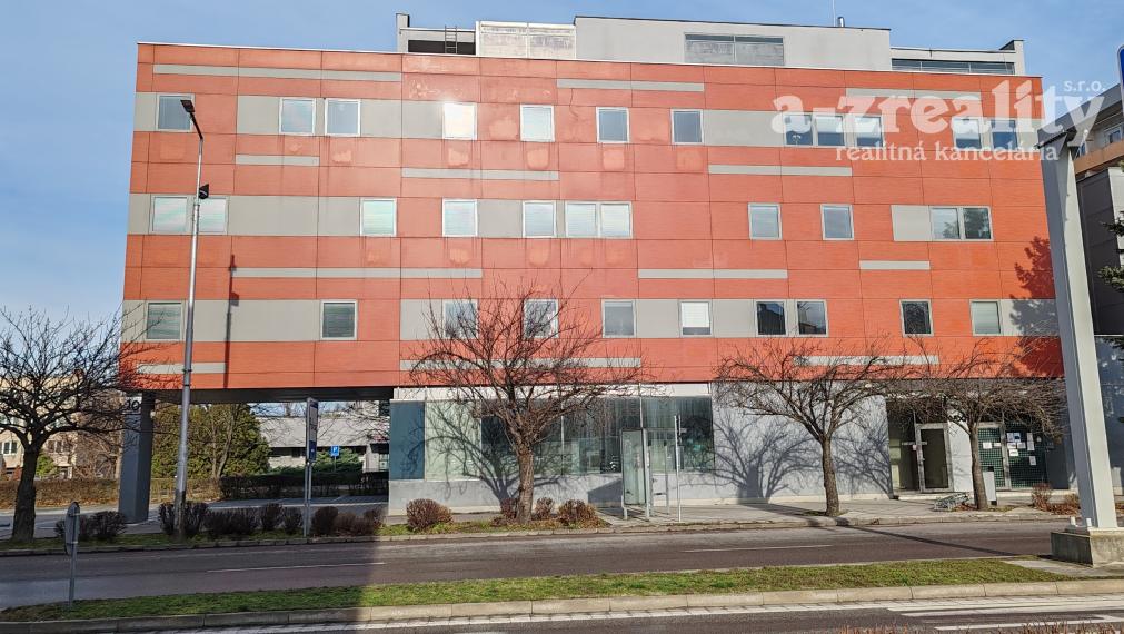 Veľký kancelársky  priestor na prenájom v Komárne