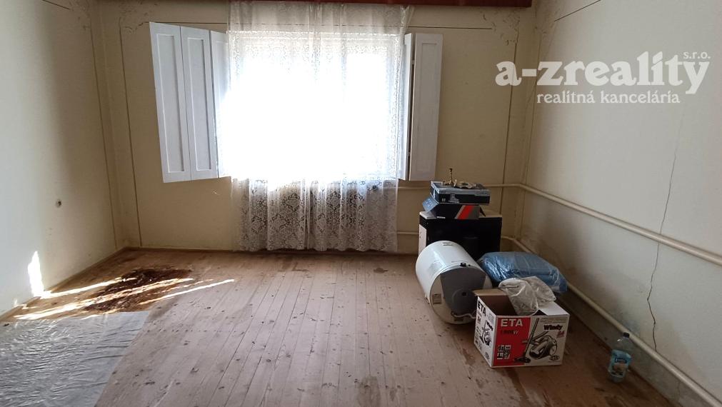 Na predaj starší RD v Tvrdošovciach s veľkým pozemkom!