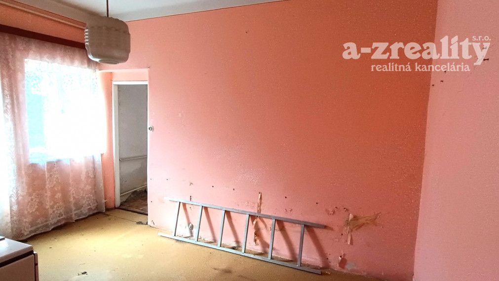 Na predaj starší RD v Tvrdošovciach s veľkým pozemkom!