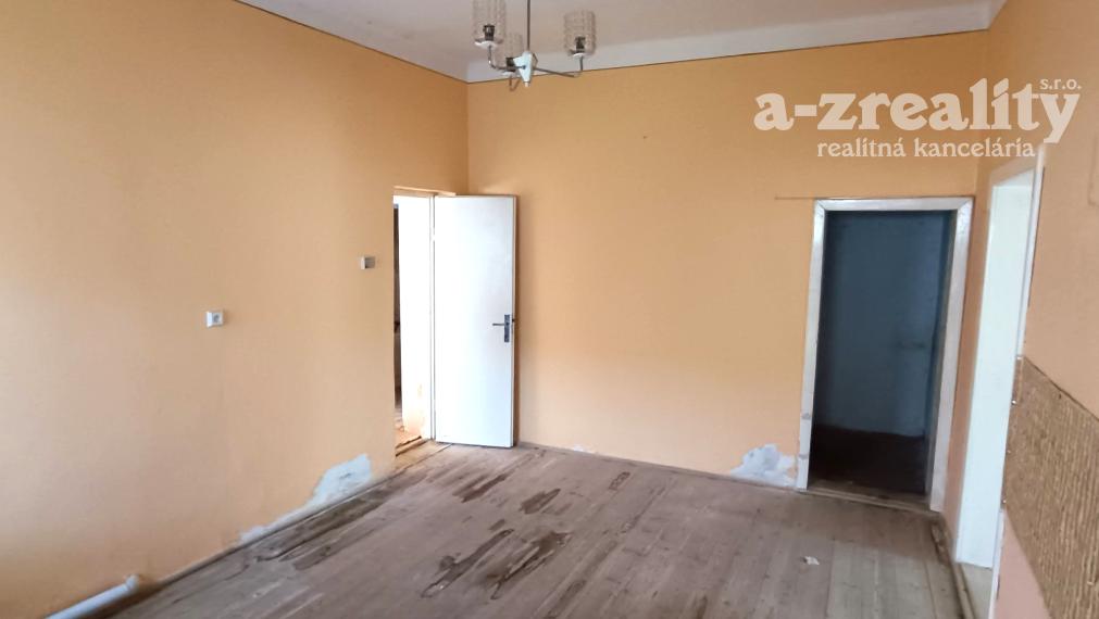 Na predaj starší RD v Tvrdošovciach s veľkým pozemkom!