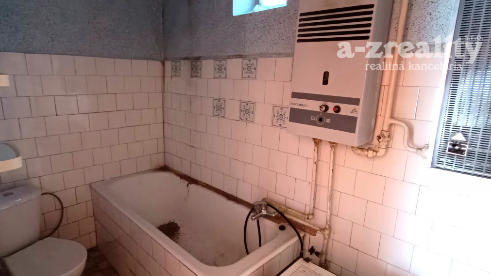 Na predaj starší RD v Tvrdošovciach s veľkým pozemkom!