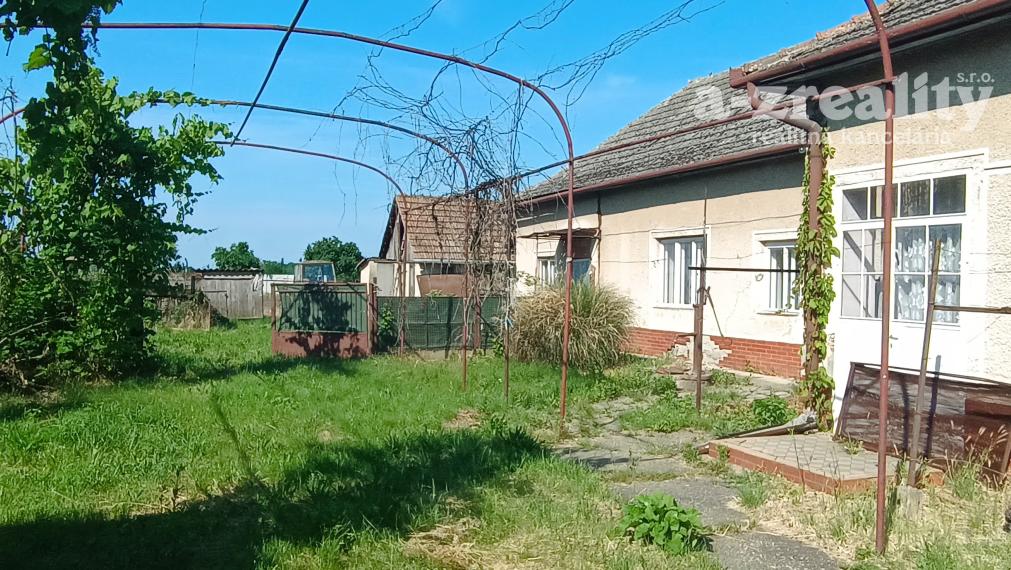 Na predaj starší RD v Tvrdošovciach s veľkým pozemkom!