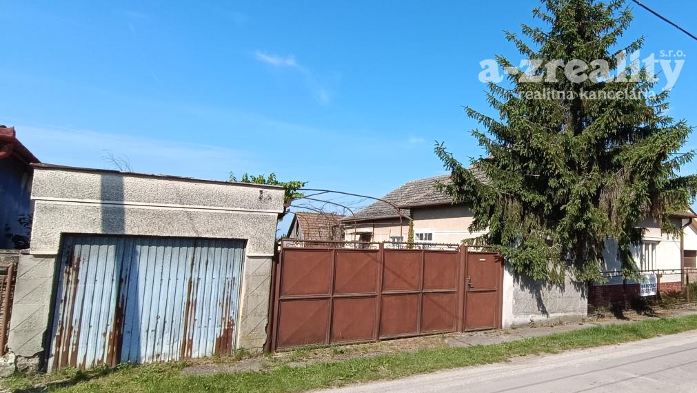 Na predaj starší RD v Tvrdošovciach s veľkým pozemkom!