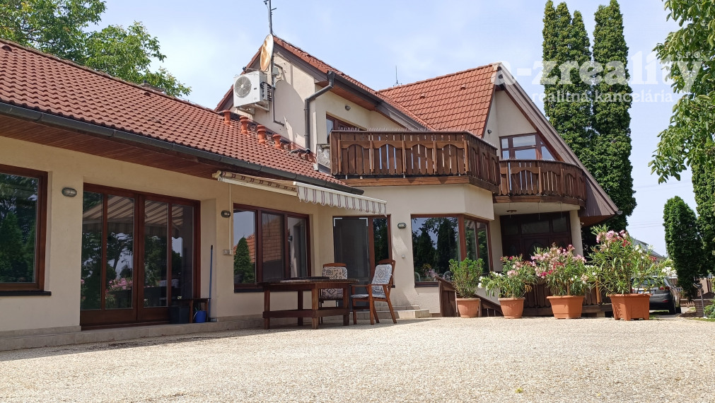 ZNÍŽENÁ CENA! Na predaj zariadená rodinná vila v obci Zbehy