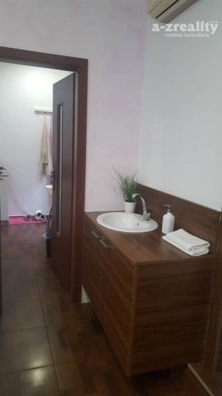 Zľava z ceny! Polyfunkčná budova v Komárne na predaj!