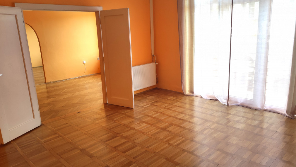 Na predaj veľkometrážny 4 izbový byt v centre mesta N. Zámky