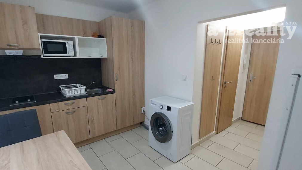 Ponúkame na prenájom zariadený 1 izbový byt v Komárne