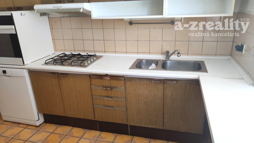 ZNÍŽENÁ CENA! Na predaj rodinný dom s garážou v Nových Zámkoch