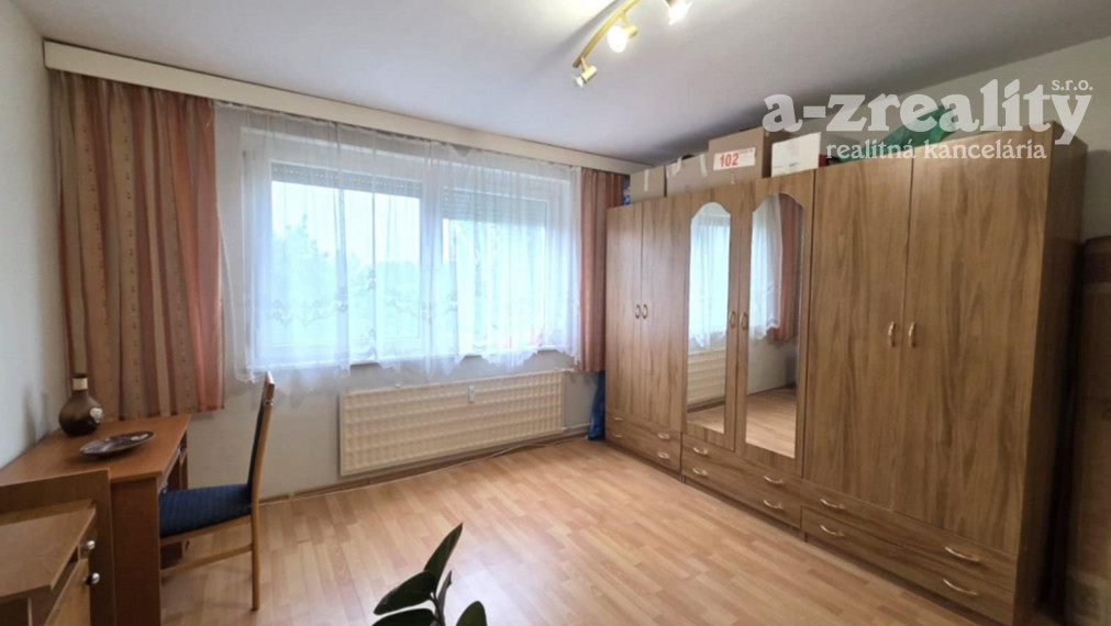 Ponúkame na predaj 3 izbový zariadený byt v Komárne