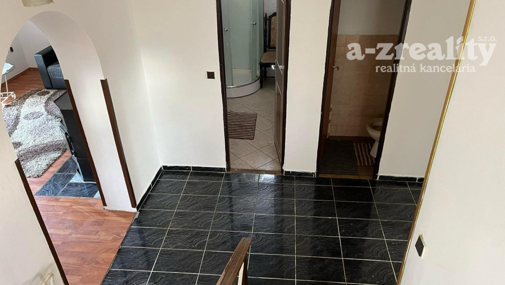 Výhodne!!!Na predaj 4-izbový dvojpodlažný rodinný dom s terasou v Komárne