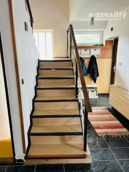 Výhodne!!!Na predaj 4-izbový dvojpodlažný rodinný dom s terasou v Komárne