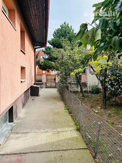 Výhodne!!!Na predaj 4-izbový dvojpodlažný rodinný dom s terasou v Komárne