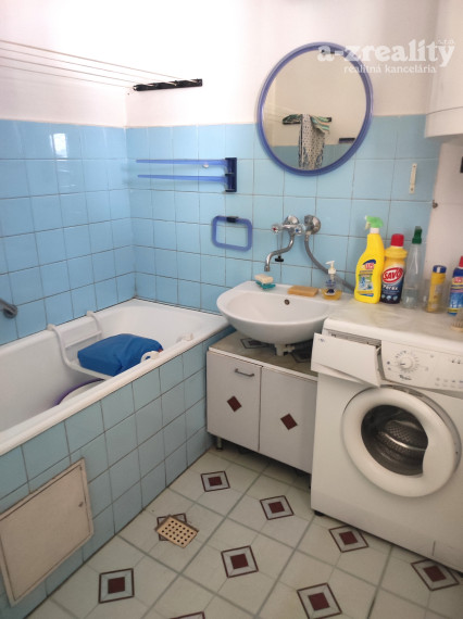 Predaj 3 izbový bytu v štvorbytovke s garážou v Nových Zámkoch