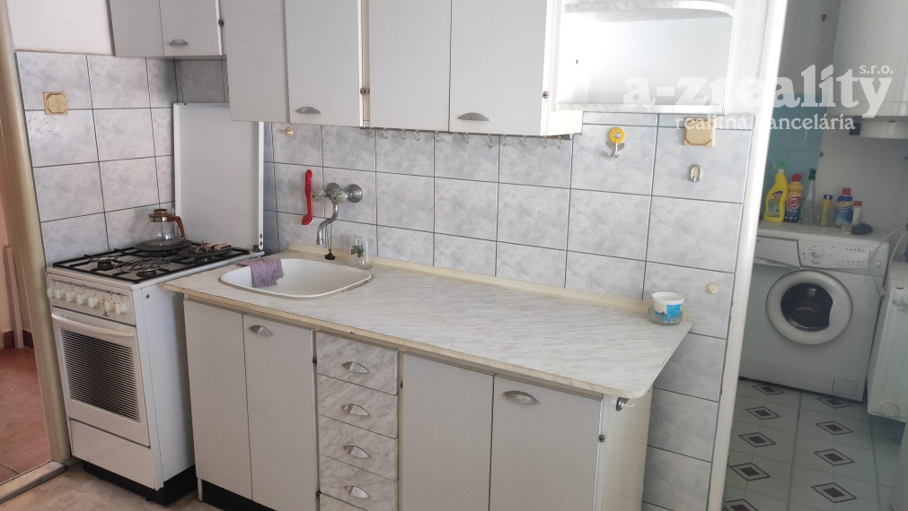 Predaj 3 izbový bytu v štvorbytovke s garážou v Nových Zámkoch