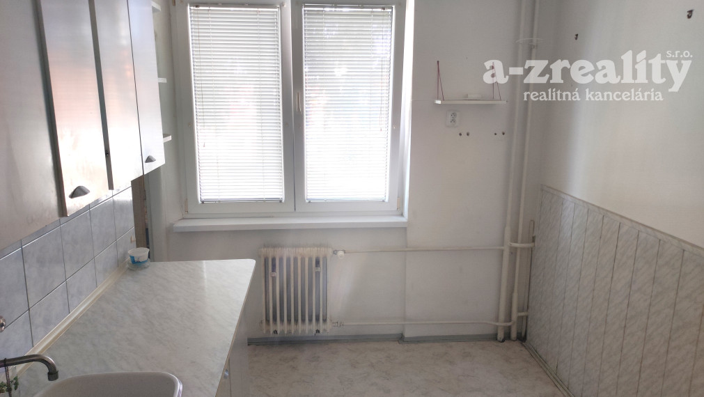 VÝHODNE: Predaj 3 izbový bytu v štvorbytovke s garážou v N.Zámkoch