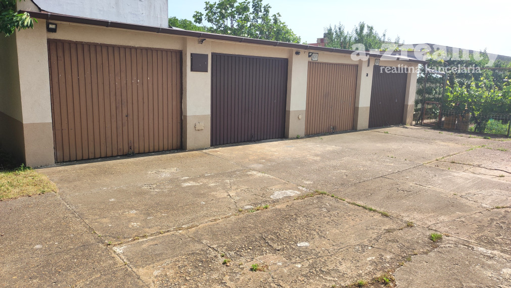 Predaj 3 izbový bytu v štvorbytovke s garážou v Nových Zámkoch