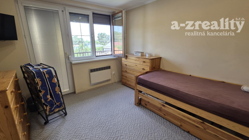 Ponúkame na predaj 3 izbový byt s garážou v Čalovci