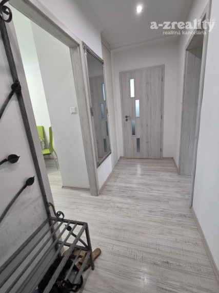 Ponúkame na predaj 3 izbový byt s garážou v Čalovci