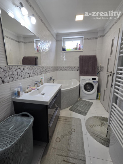 Ponúkame na predaj 3 izbový byt s garážou v Čalovci