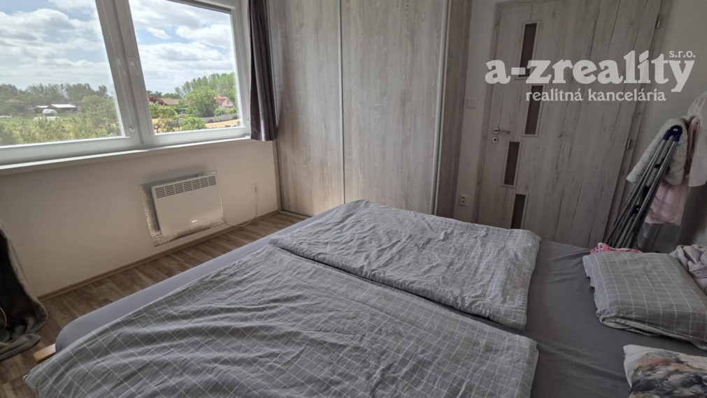 Ponúkame na predaj 3 izbový byt s garážou v Čalovci