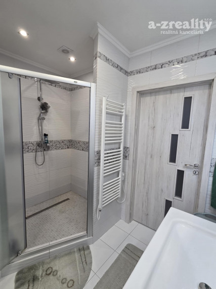 Ponúkame na predaj 3 izbový byt s garážou v Čalovci