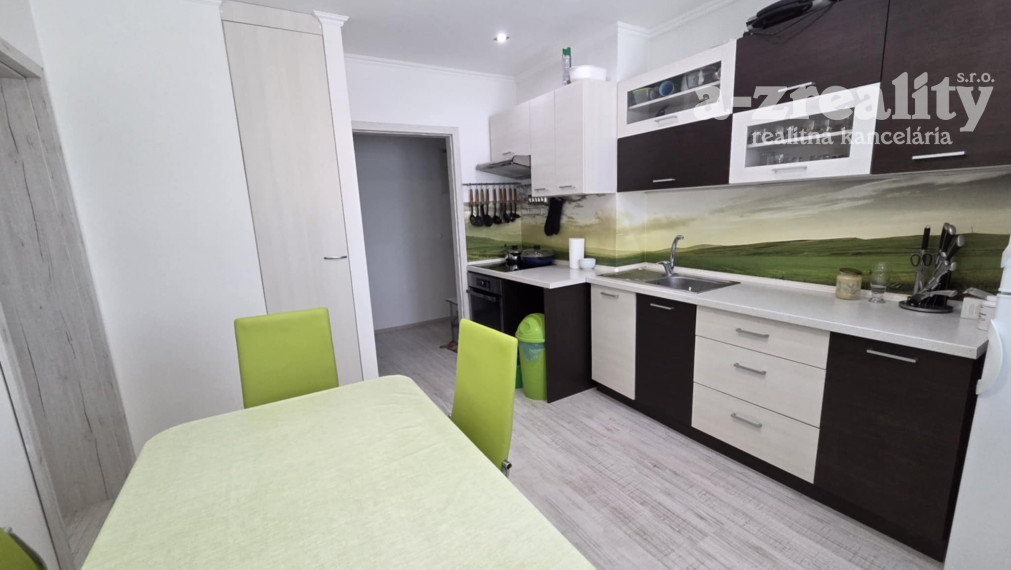 Ponúkame na predaj 3 izbový byt s garážou v Čalovci