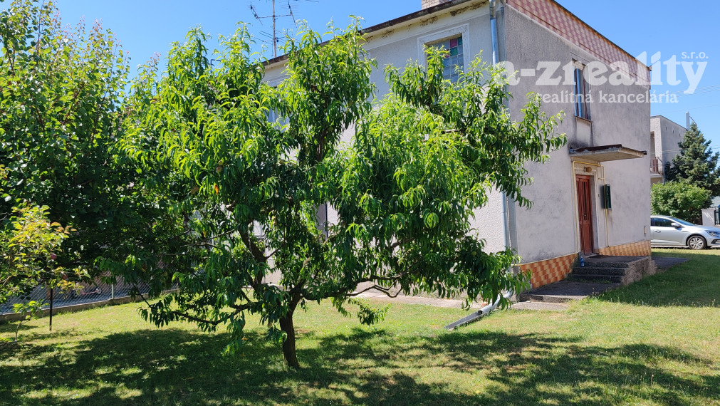 Ponúkame na predaj rodinný dom v obci Číčov