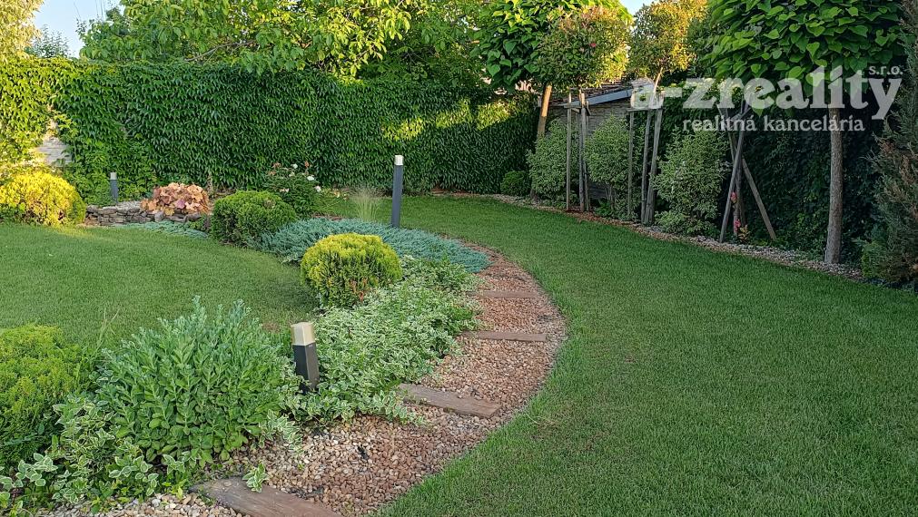 Na predaj kompletne zrekonštruovaný rodinný dom s bazénom v Palárikove