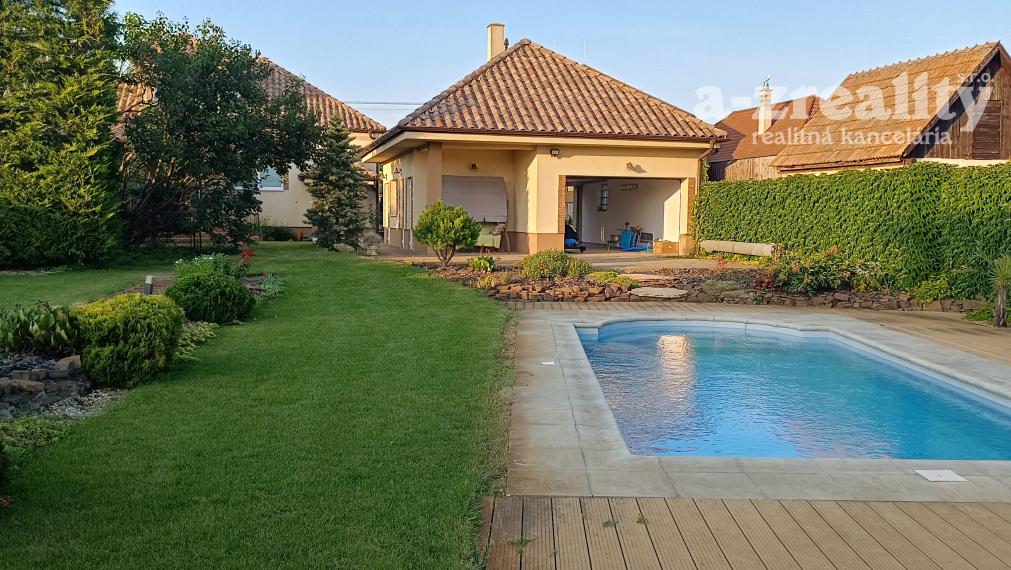 Na predaj kompletne zrekonštruovaný rodinný dom s bazénom v Palárikove