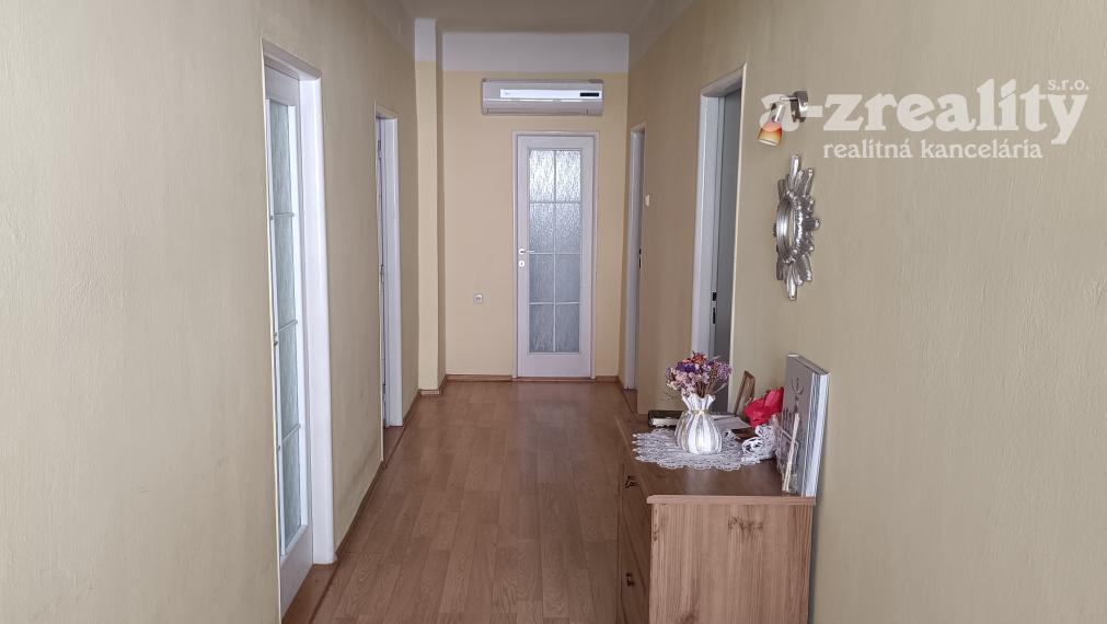 Na predaj kompletne zrekonštruovaný rodinný dom s bazénom v Palárikove