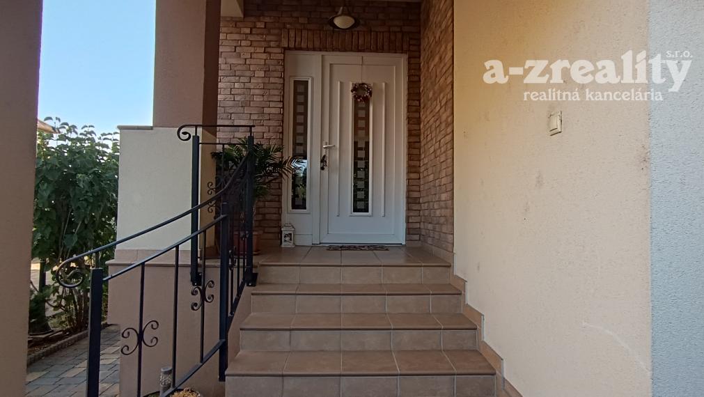 Na predaj kompletne zrekonštruovaný rodinný dom s bazénom v Palárikove