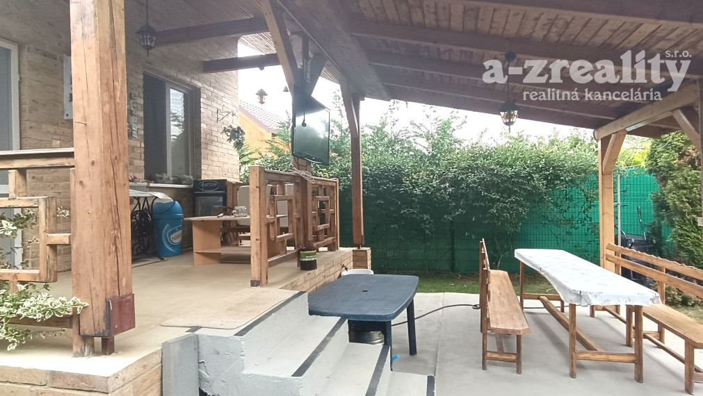 Na predaj priestranná chata na Kvitnúcom ostrove pri N.Zámkoch