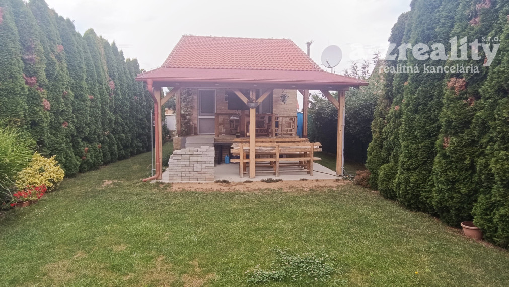 Na predaj priestranná chata na Kvitnúcom ostrove pri N.Zámkoch