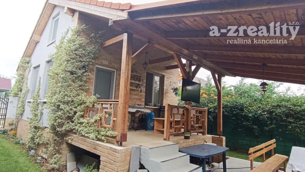 Na predaj priestranná chata na Kvitnúcom ostrove pri N.Zámkoch