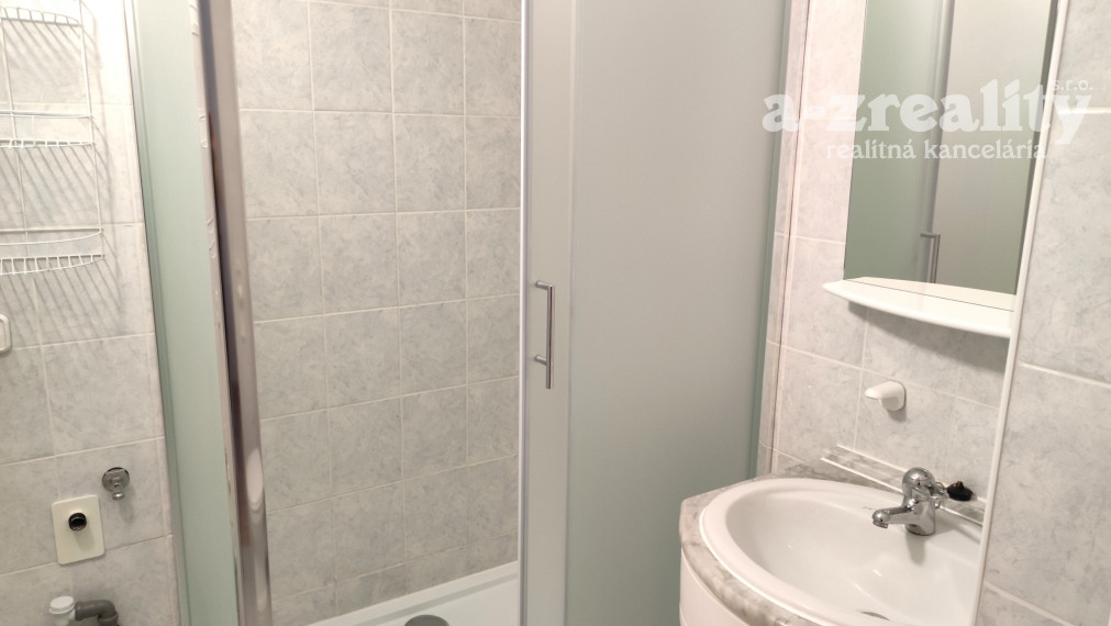 Na prenájom 2 izbový nezariadený byt v Nových Zámkoch