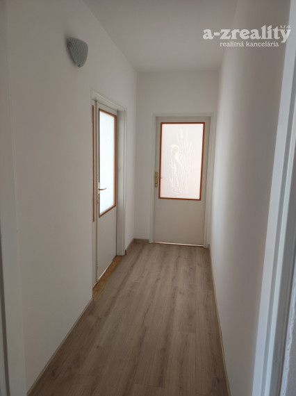 Na prenájom 2 izbový nezariadený byt v Nových Zámkoch