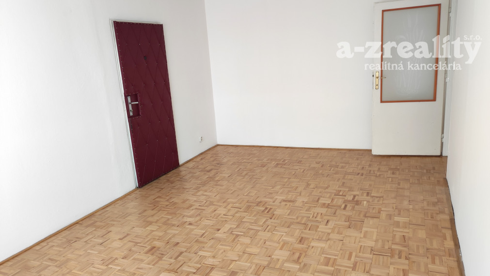 Na prenájom 2 izbový nezariadený byt v Nových Zámkoch