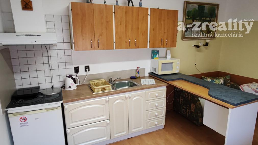 Znížená cena - polyfunkčná budova v centre Komárna na predaj