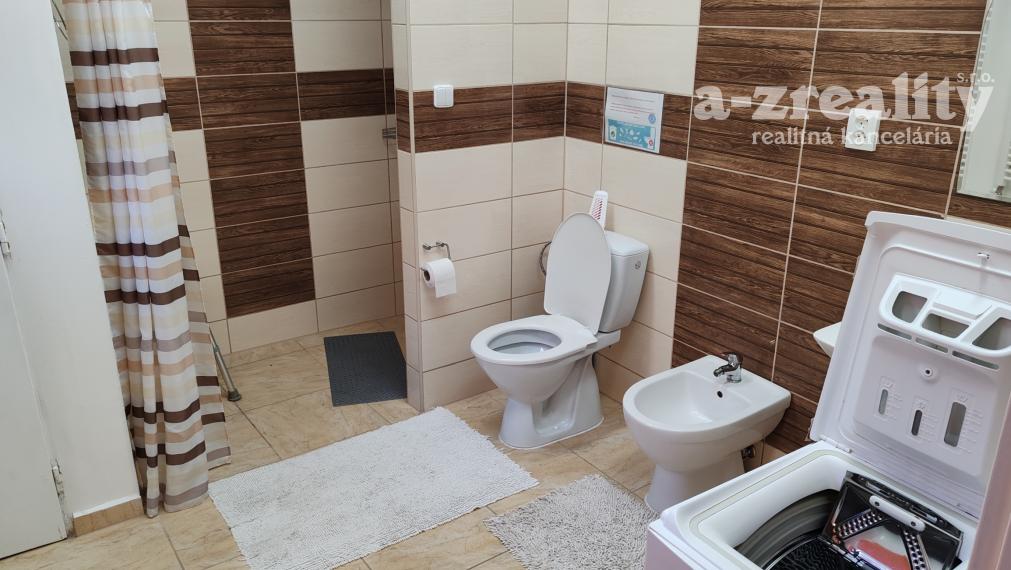 Znížená cena - polyfunkčná budova v centre Komárna na predaj