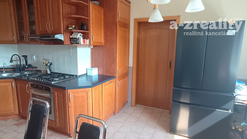 Na predaj 3 izbový zrekonštruovaný byt s balkónom v Nových Zámkoch