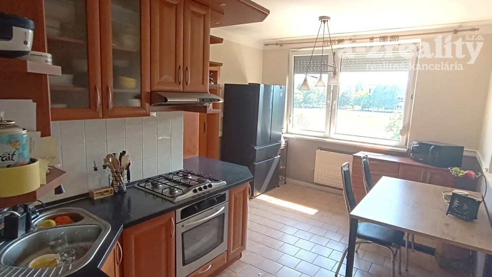 Na predaj 3 izbový zrekonštruovaný byt s balkónom v Nových Zámkoch