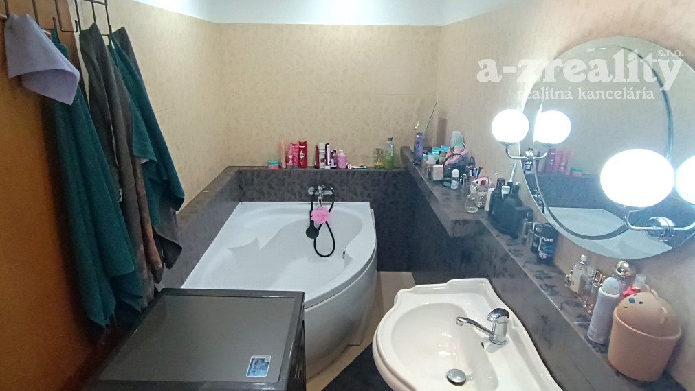 Na predaj 3 izbový zrekonštruovaný byt s balkónom v Nových Zámkoch